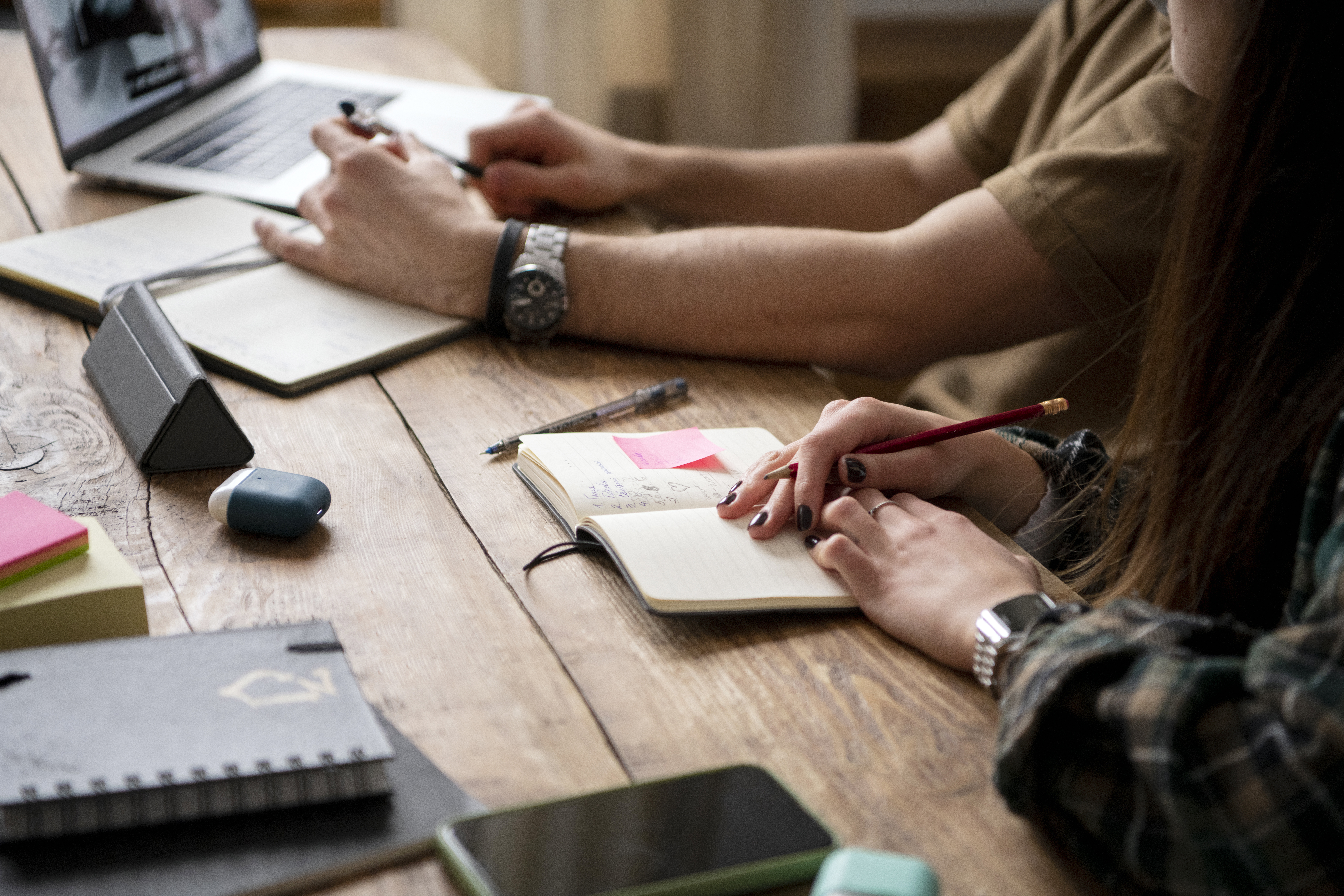 Ihmisiä tekemässä töitä